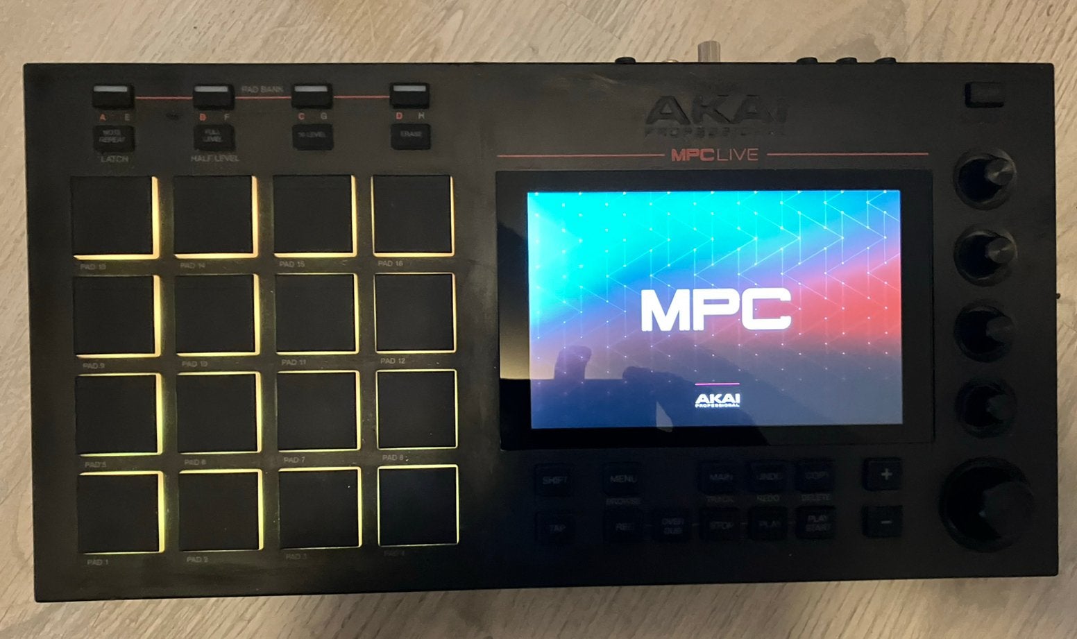 Akai, MPC Live 1, met 1tb extra SD card & Stand, ZGAN, Muziek en Instrumenten, Ophalen of Verzenden, Zo goed als nieuw