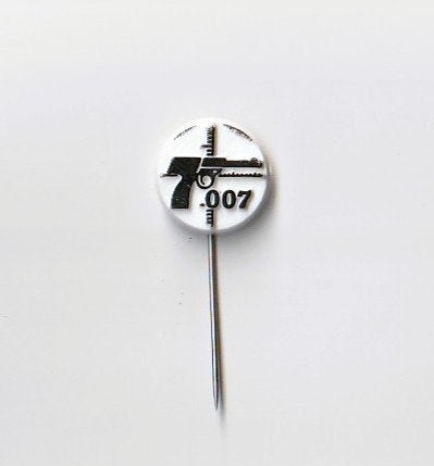 witte kunststof speld James Bond 007, Ophalen of Verzenden, Overige onderwerpen, Speldje of Pin
