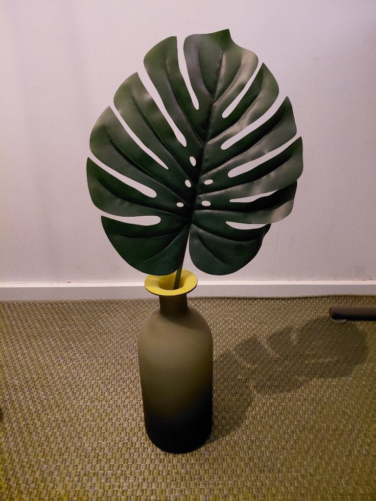 Fake palm and colored glass vase, Ophalen, Zo goed als nieuw