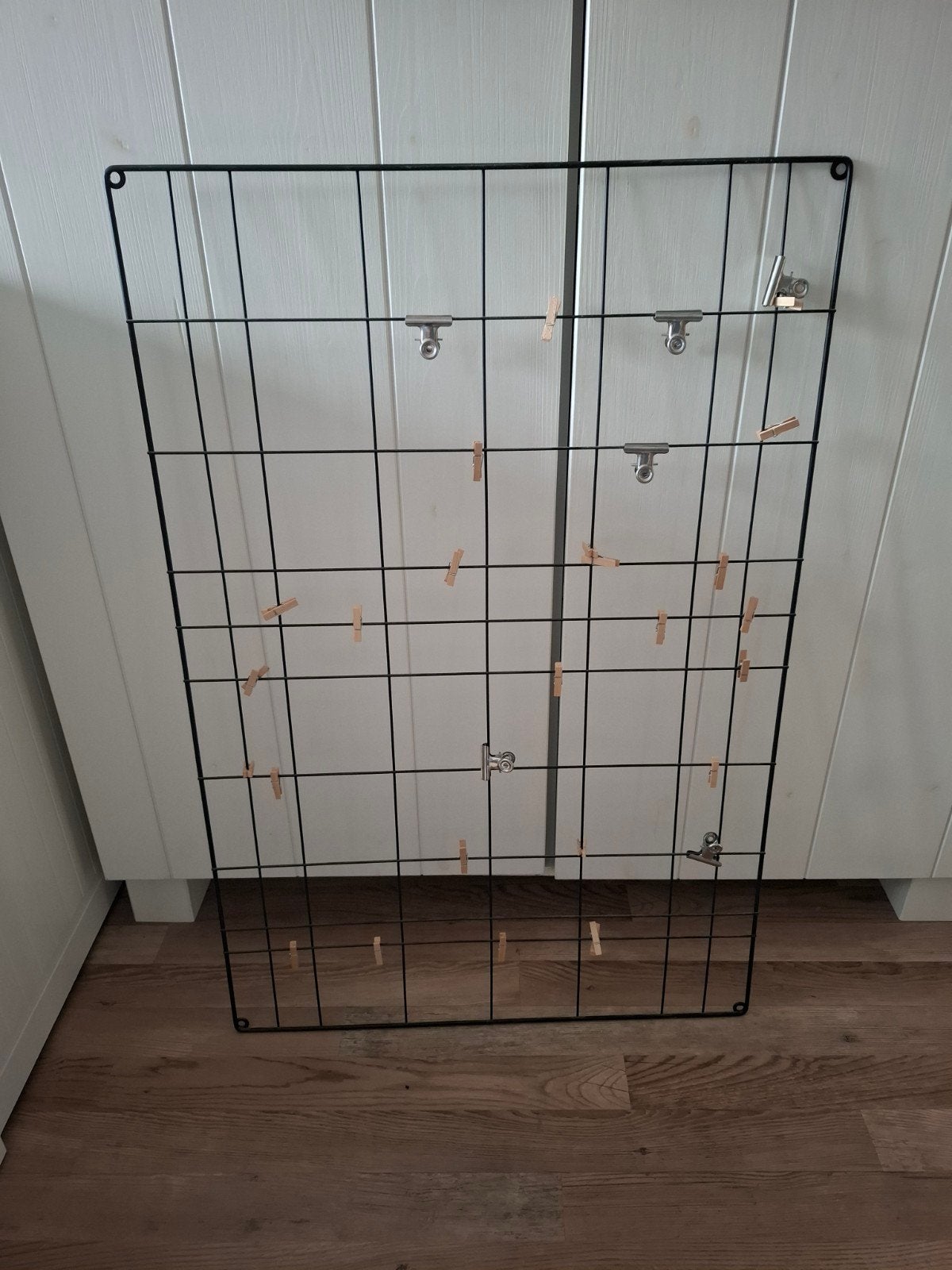 Zwart metalen wandrek met knijpertjes, Ophalen, Metaal, Gebruikt, Zwart