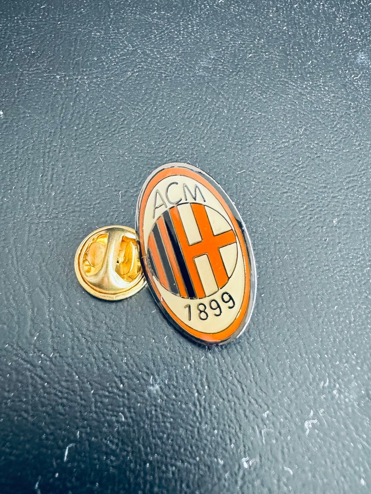 AC Milan voetbalpin, Ophalen of Verzenden, Zo goed als nieuw, Sport, Speldje of Pin