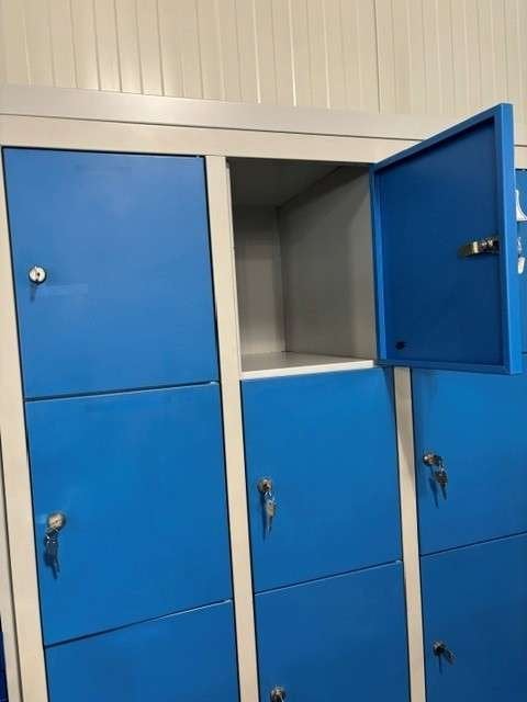 Lockerkast 15 deurs lichtgrijs met blauwe deuren, Niet ingevuld, Gebruikt, Niet ingevuld, Ophalen of Verzenden