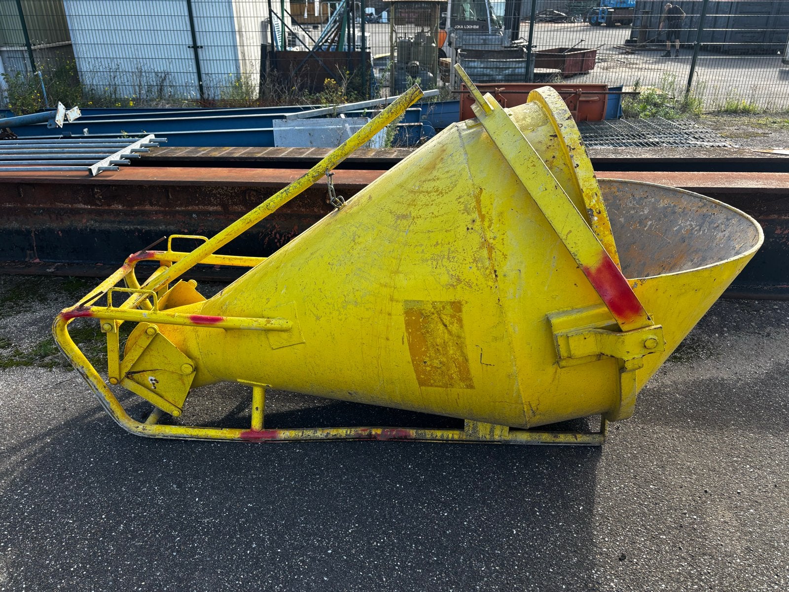 Betonkubel 1000 liter - Gele Betonstortbak, Ophalen