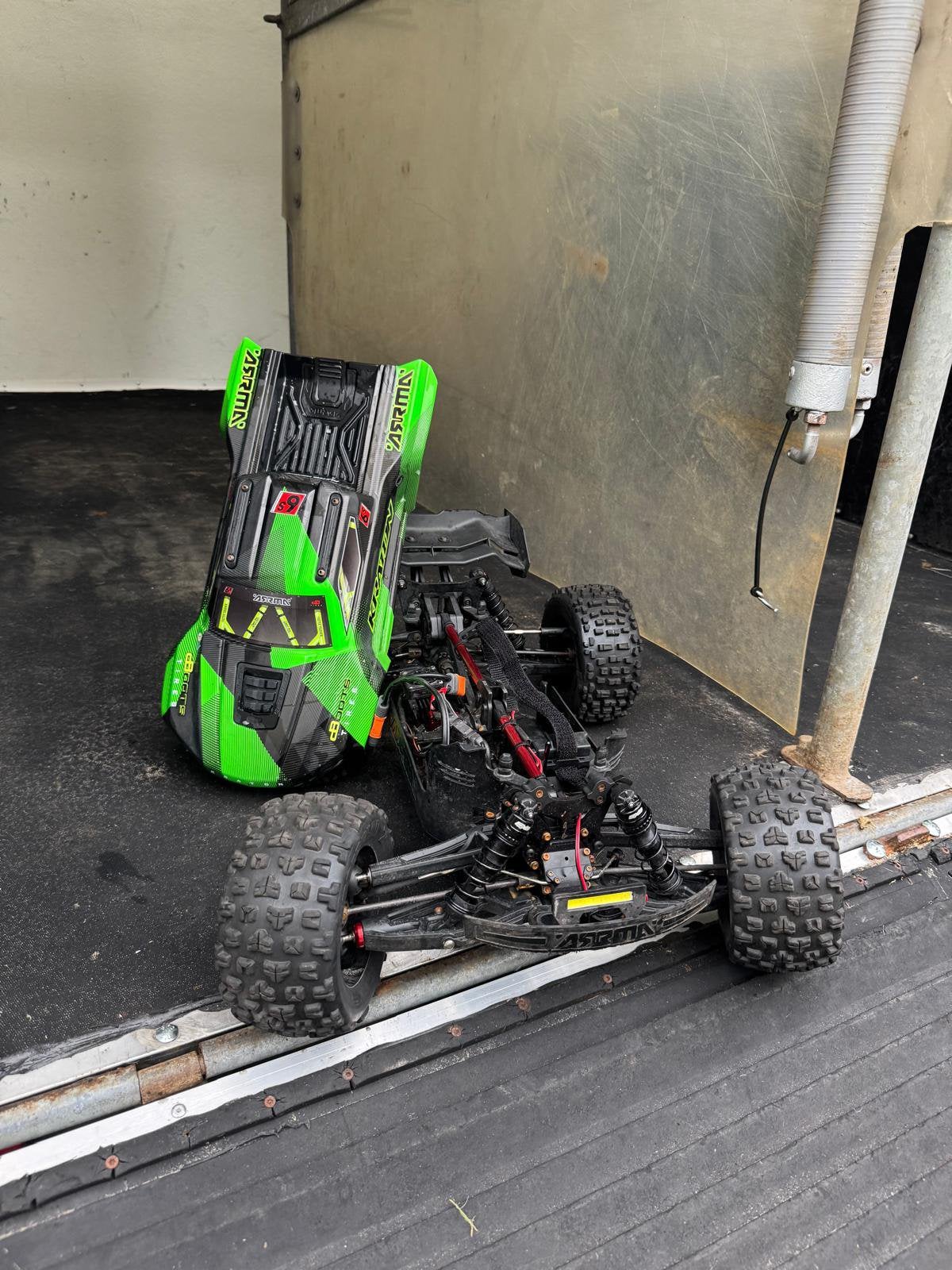 2x Arrma Kraton 6s V6 + 4S en 3s lipo accus en accessoires, Auto offroad, Zo goed als nieuw, RTR (Ready to Run), Schaal 1:8