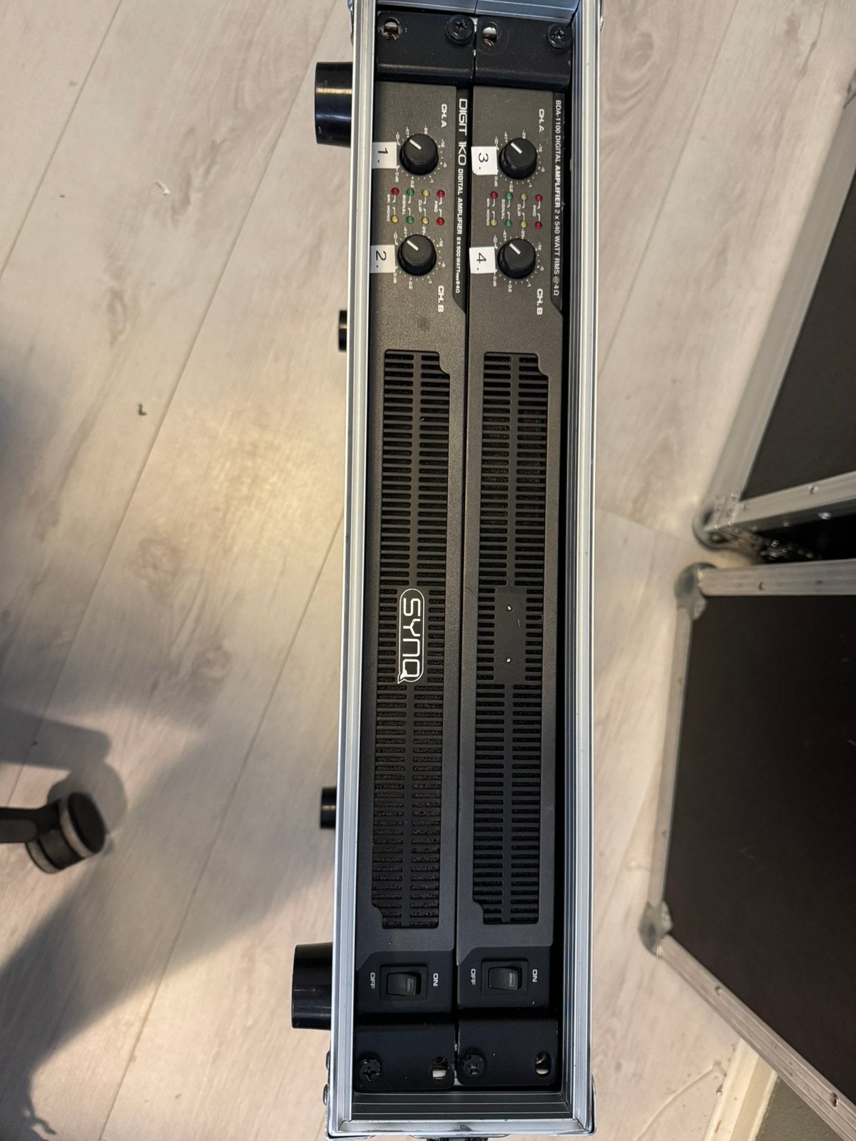2 stuks synq 1k0 versterkers in flightcase, Ophalen, Gebruikt, 500 tot 1000 watt, P.A.