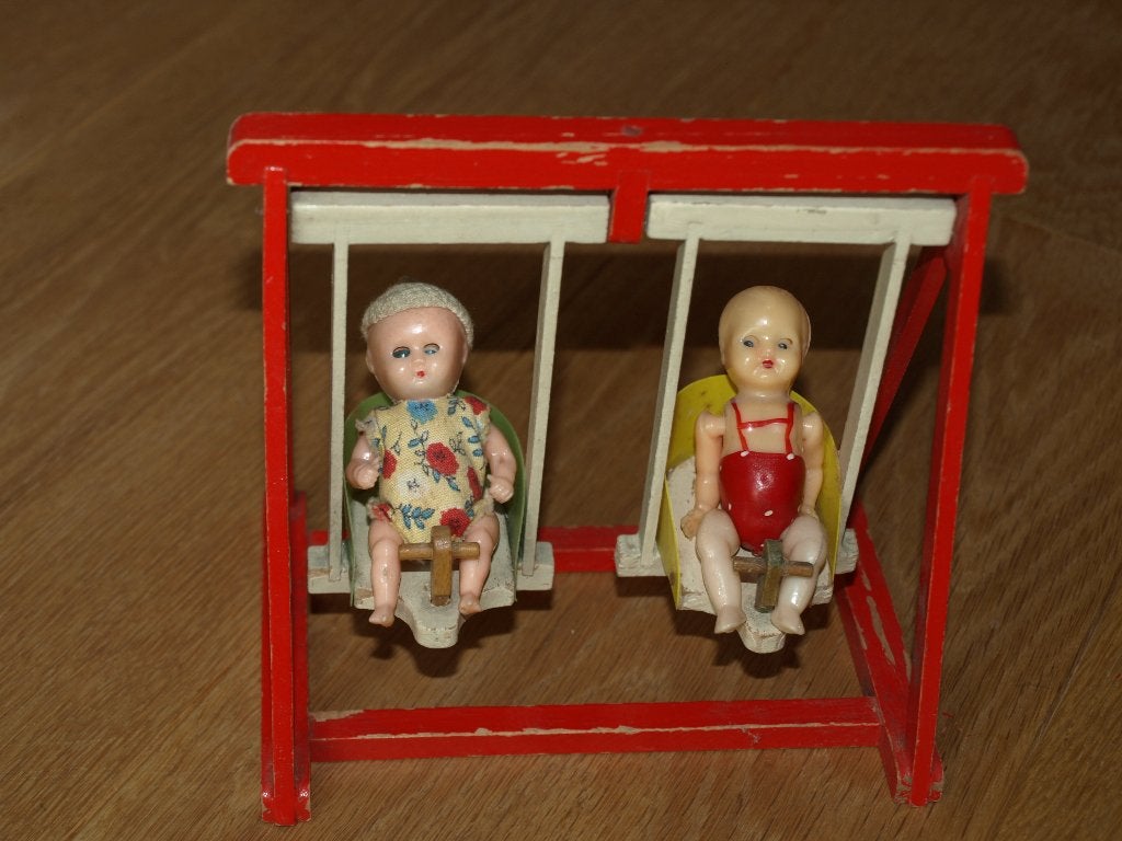 ANTIEK HOUTEN SCHOMMEL MET 2 OUDE POPJES, Ophalen of Verzenden