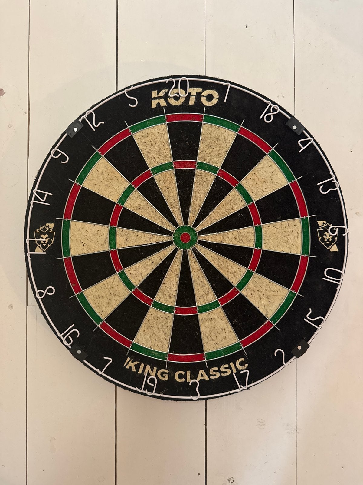 Dartbord KOTO King Classic - 4 maanden oud, Sport en Fitness, Darts, Ophalen, Zo goed als nieuw, Dartbord