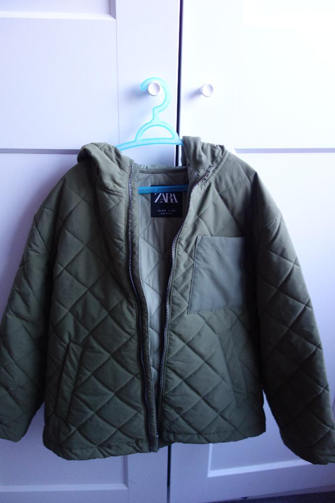 Groene Nette gewaterde tussen jas van Zara maat 130, Gebruikt, Jongen of Meisje, Ophalen of Verzenden, Zara