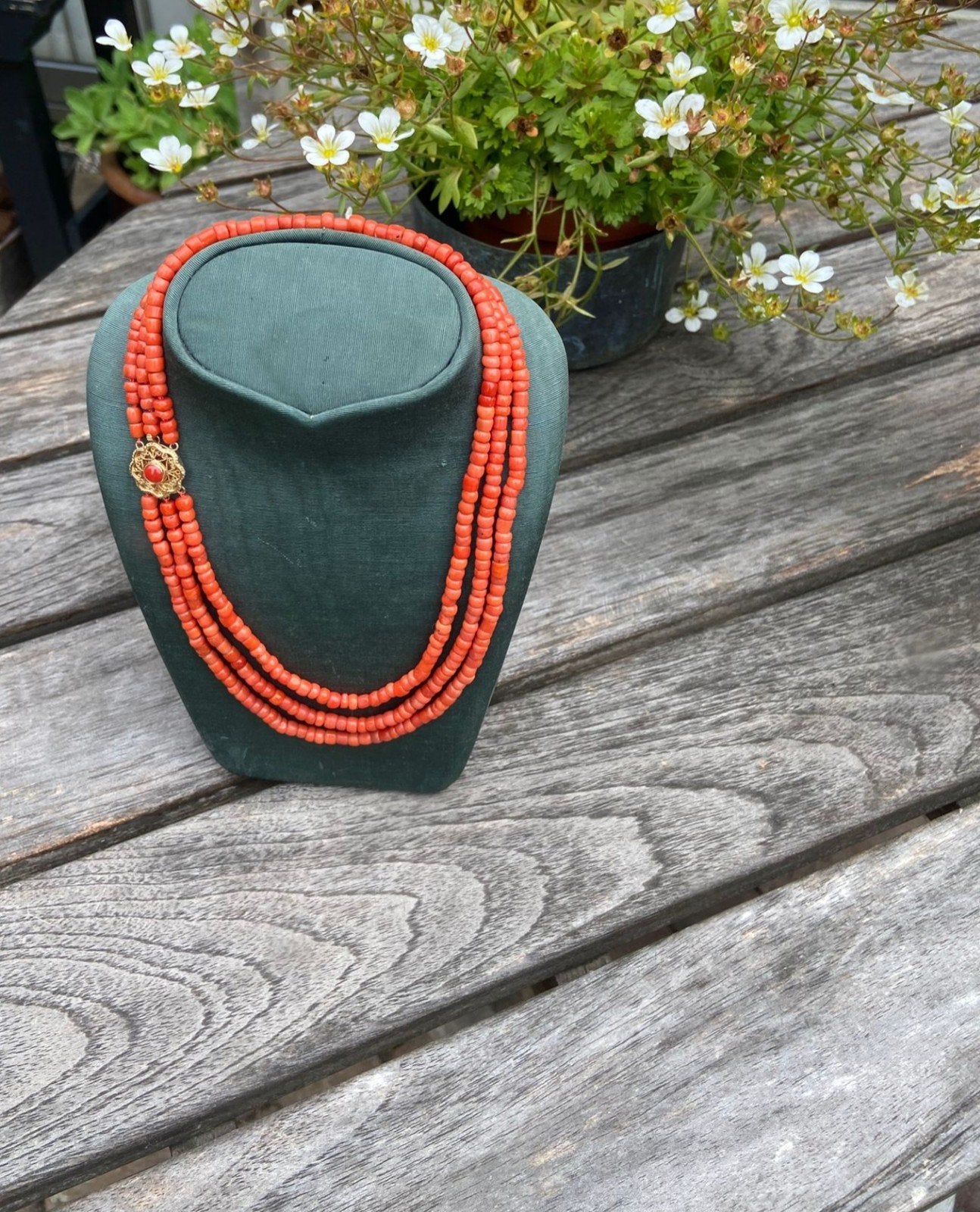 TOPSTUK, driestrengs koraalketting met gouden sluiting, Ophalen of Verzenden, Goud, Ketting