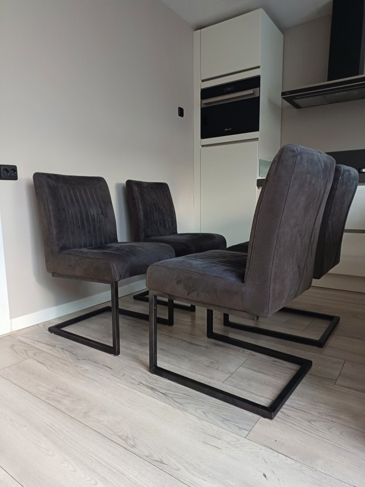 4x Eetkamerstoel Parantino - Rhino Grey, Modern, Industrieel, Ophalen of Verzenden, Zo goed als nieuw, Metaal