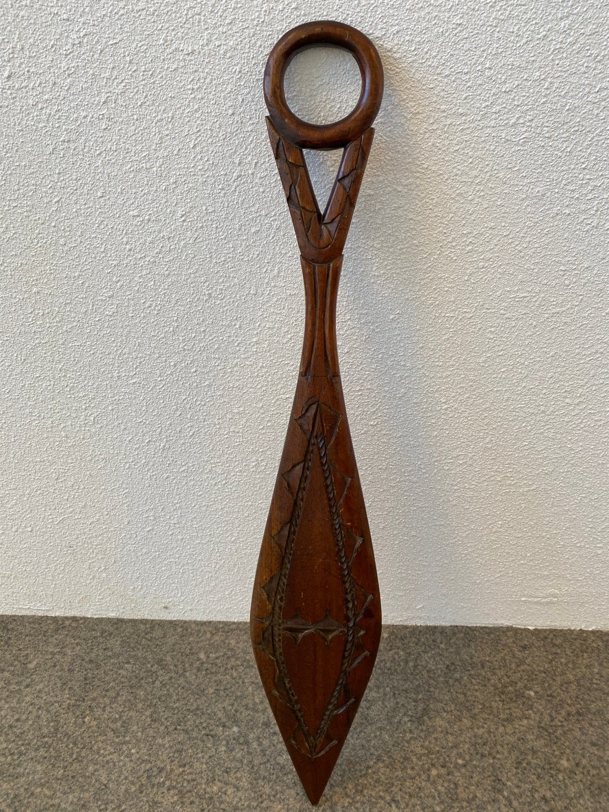 Handgesneden houten Surinaamse marronpeddel of pagaai, Ophalen, Houtsnijwerk