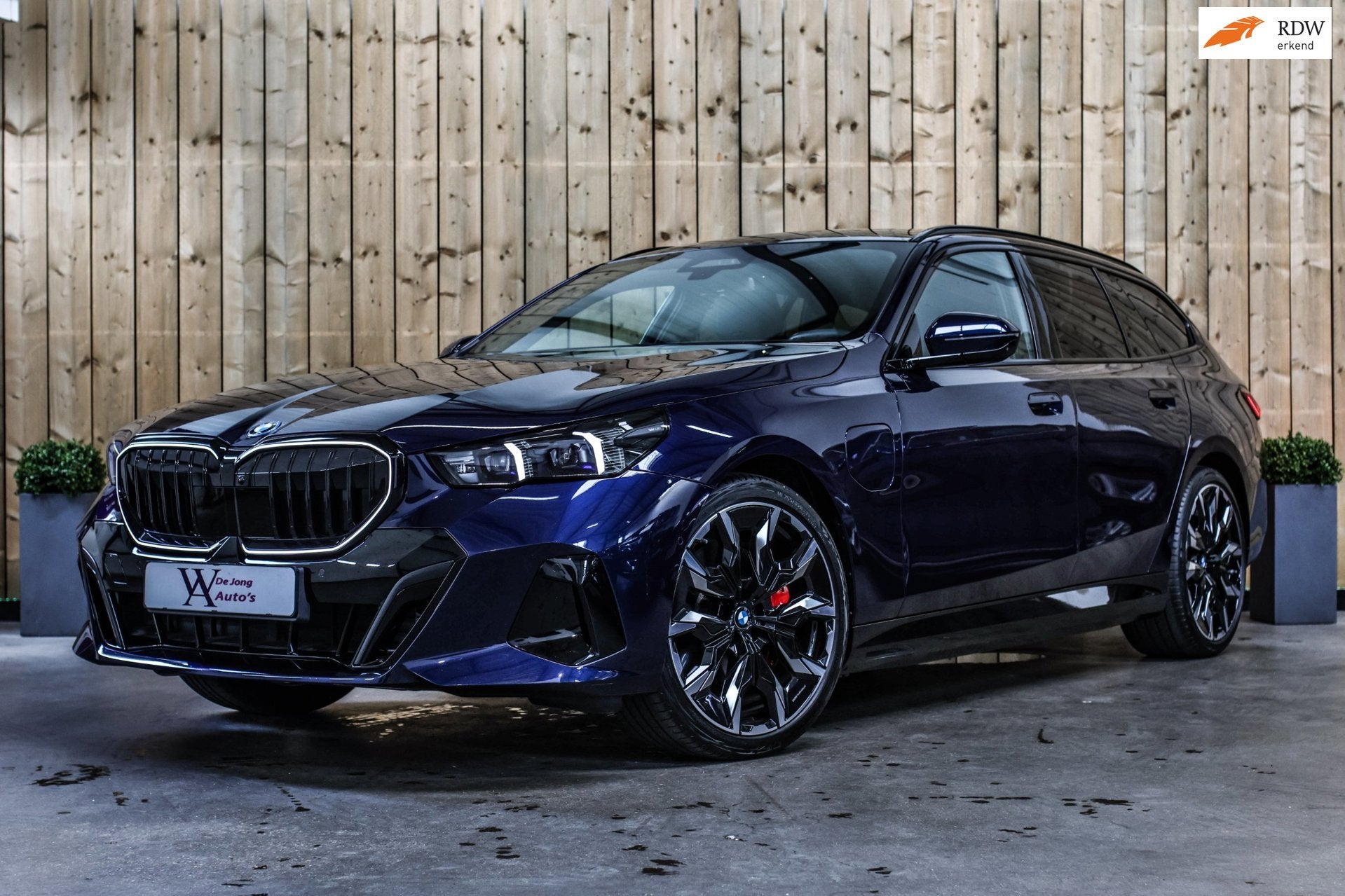 BMW 5-serie Touring 550e xDrive *Pano*B&W*4-Wiel besturing*T, Auto's, Automaat, Gebruikt, 2000 kg, Blauw