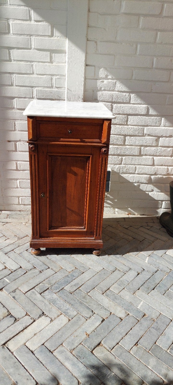 Antiek nachtkastje met marmeren blad