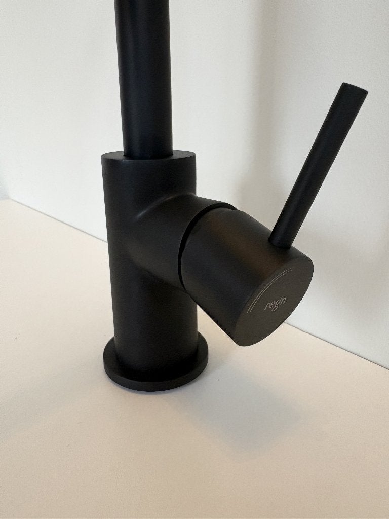Nieuwe luxe wastafelkraan hoog | Gebogen uitloop | Mat zwart, Info@regn.nl, Vreebergen 5, 9403 ET Assen, Regn, Nieuw