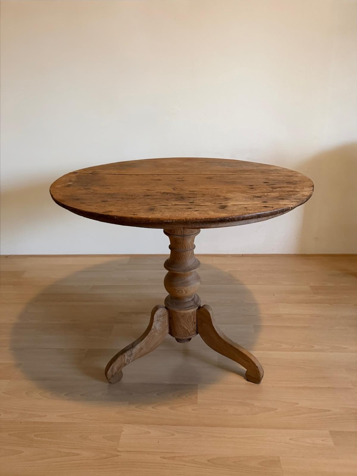 Antieke houten ronde tafel met gedraaide poot, Ophalen