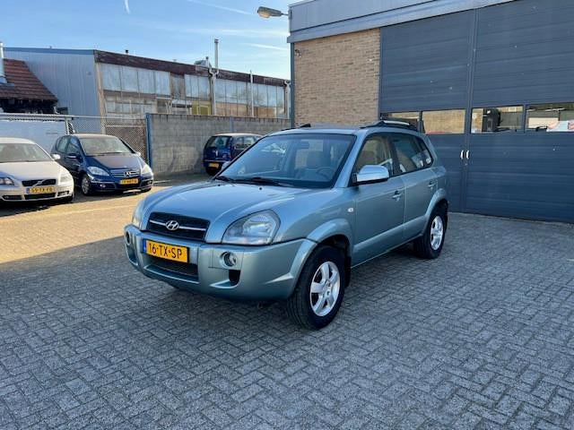 Hyundai Tucson 2.0i Active_Nette Auto, Gebruikt, Zwart, 4 cilinders, Metallic lak
