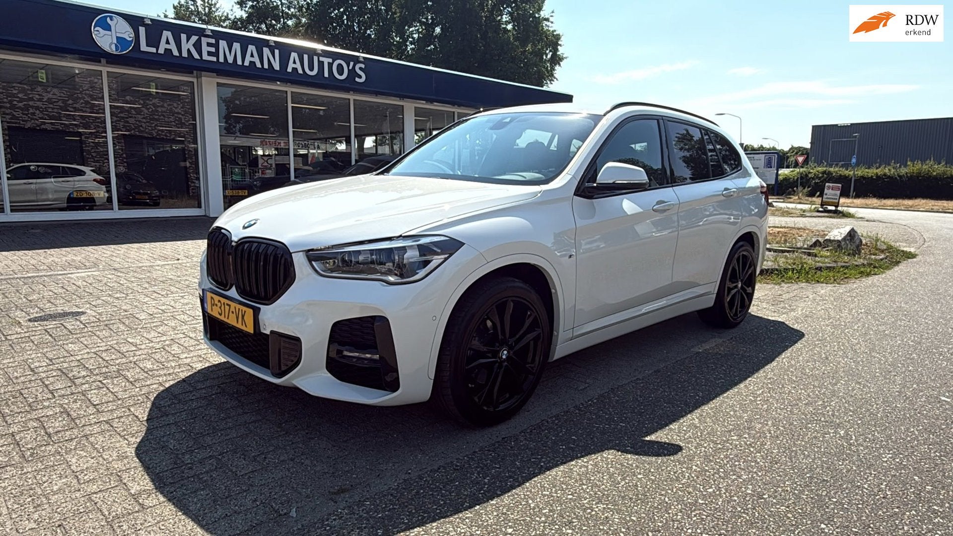 BMW X1 SDrive18i High Executive M Sport Navi Xenon Alcantara, Auto's, Gebruikt, Euro 6, Wit, 3 cilinders