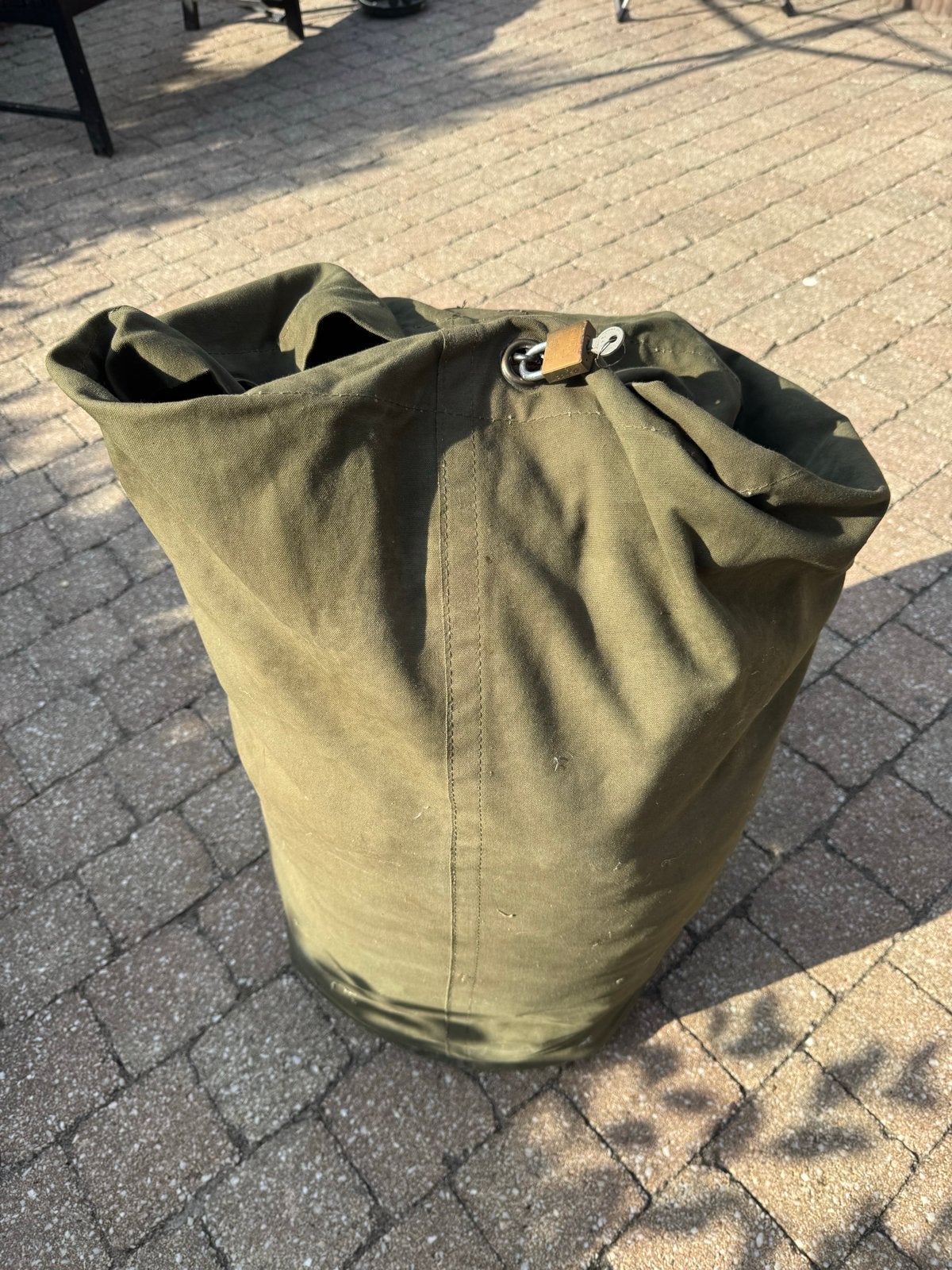 Leger plunjebaal uit 1982 met diverse uitrusting, Ophalen, Landmacht, Kleding of Schoenen