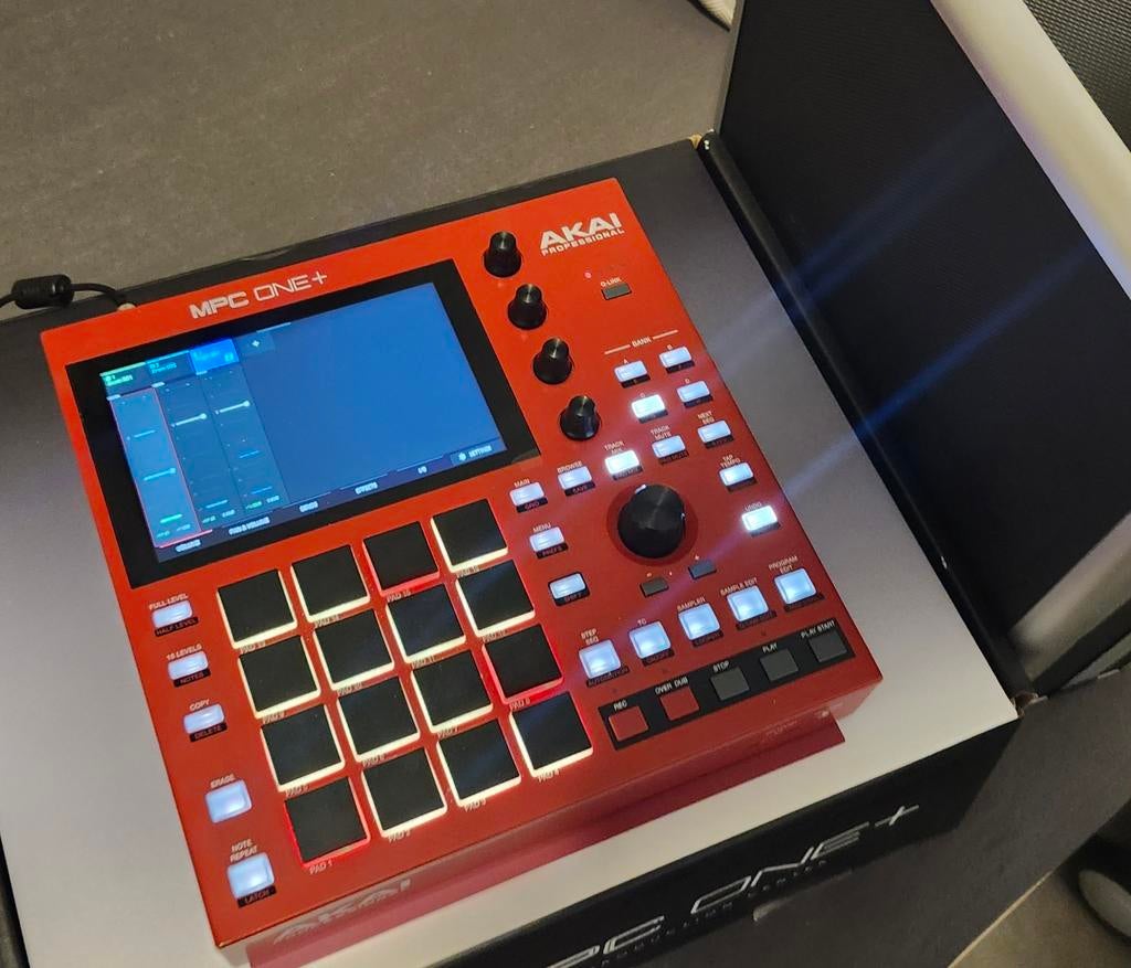 Akai MPC One+ met originele doos en hardcase reiskoffer, Muziek en Instrumenten, Ophalen