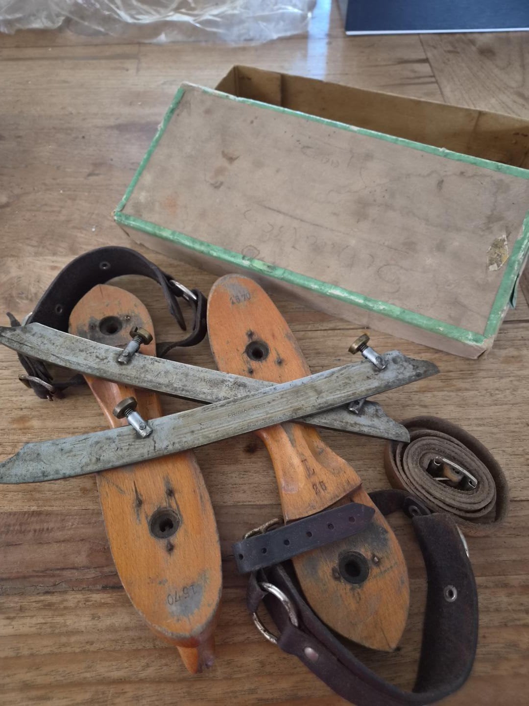 Oude Frisia IJlst houten schaatsen met riemen en originele d, Ophalen of Verzenden, Gebruikt, Overige typen, Overige merken