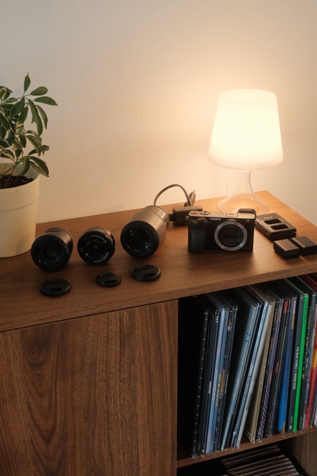 SONY Alpha 6000 - Met 3 lenzen, 3 Accu’s, Hoes en meer!, Audio, Tv en Foto, Fotocamera's Digitaal, Zo goed als nieuw, Systeemcamera