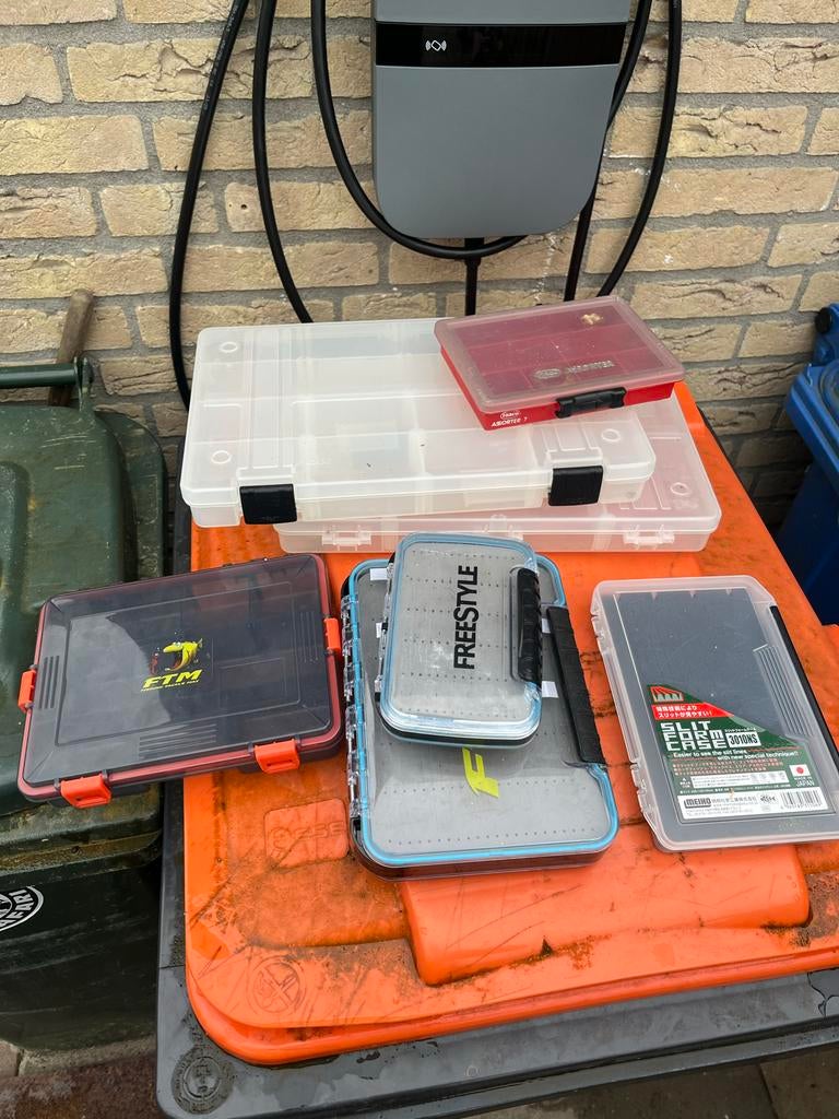 Diverse visboxen en kunstaasdozen, Ophalen, Gebruikt, Koffer of Tas