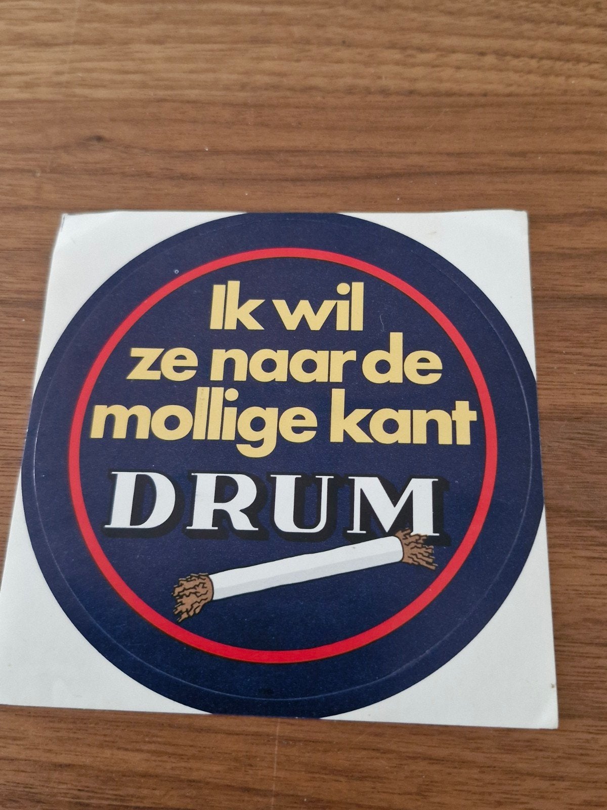 11022 Drum tabak sticker - Ik wil ze naar de mollige kant, Ophalen of Verzenden, Gebruikt, Overige typen