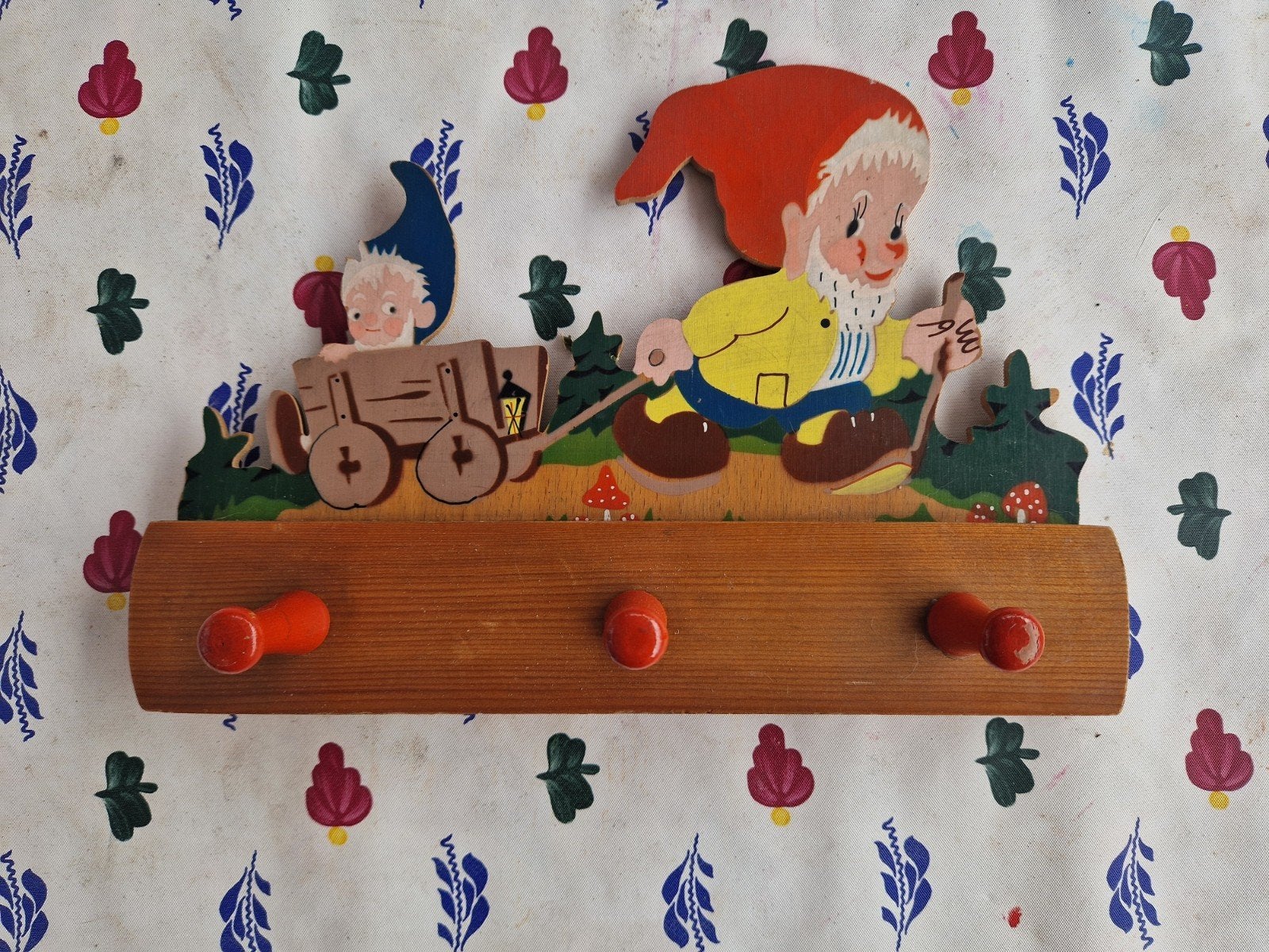 Kinderkapstok van hout met kabouters, Ophalen of Verzenden