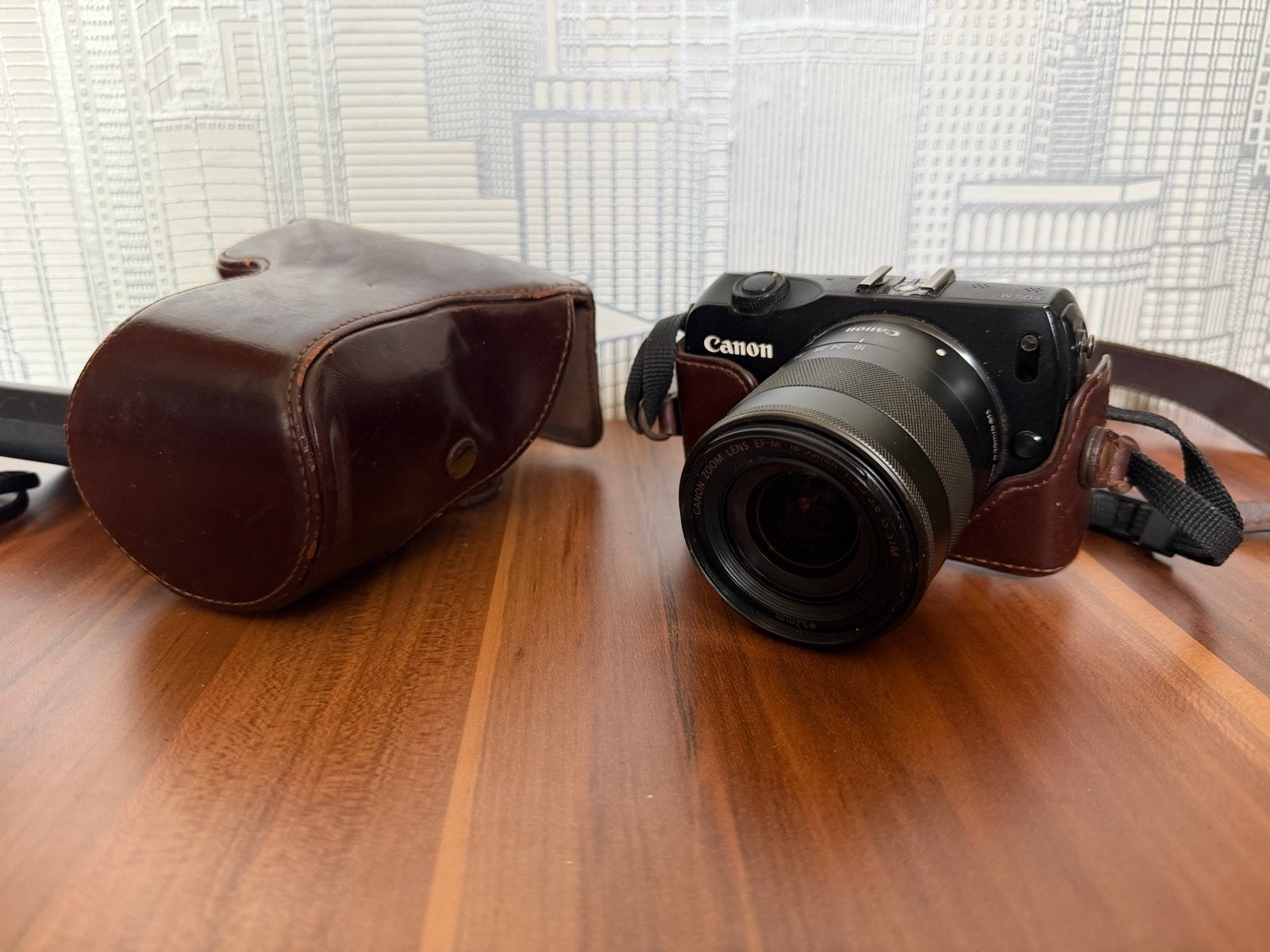 Canon EOS M Systeemcamera met 18-55mm lens en lederen case, Ophalen, Canon, Beeldstabilisatie, Zo goed als nieuw