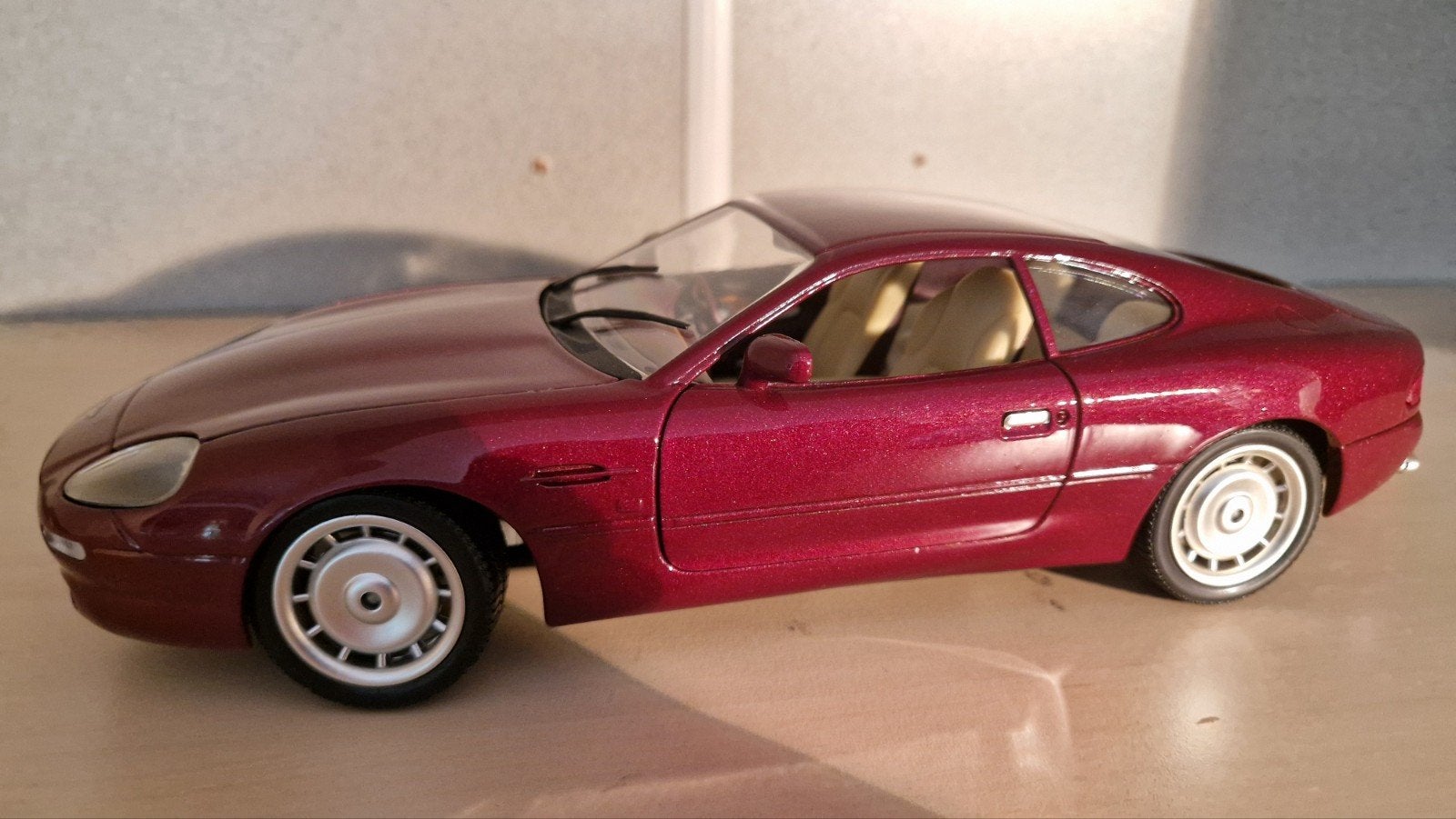 Aston Martin DB7 modelauto - Zo goed als nieuw, Hobby en Vrije tijd, Modelauto's | 1:18, Ophalen of Verzenden, Zo goed als nieuw