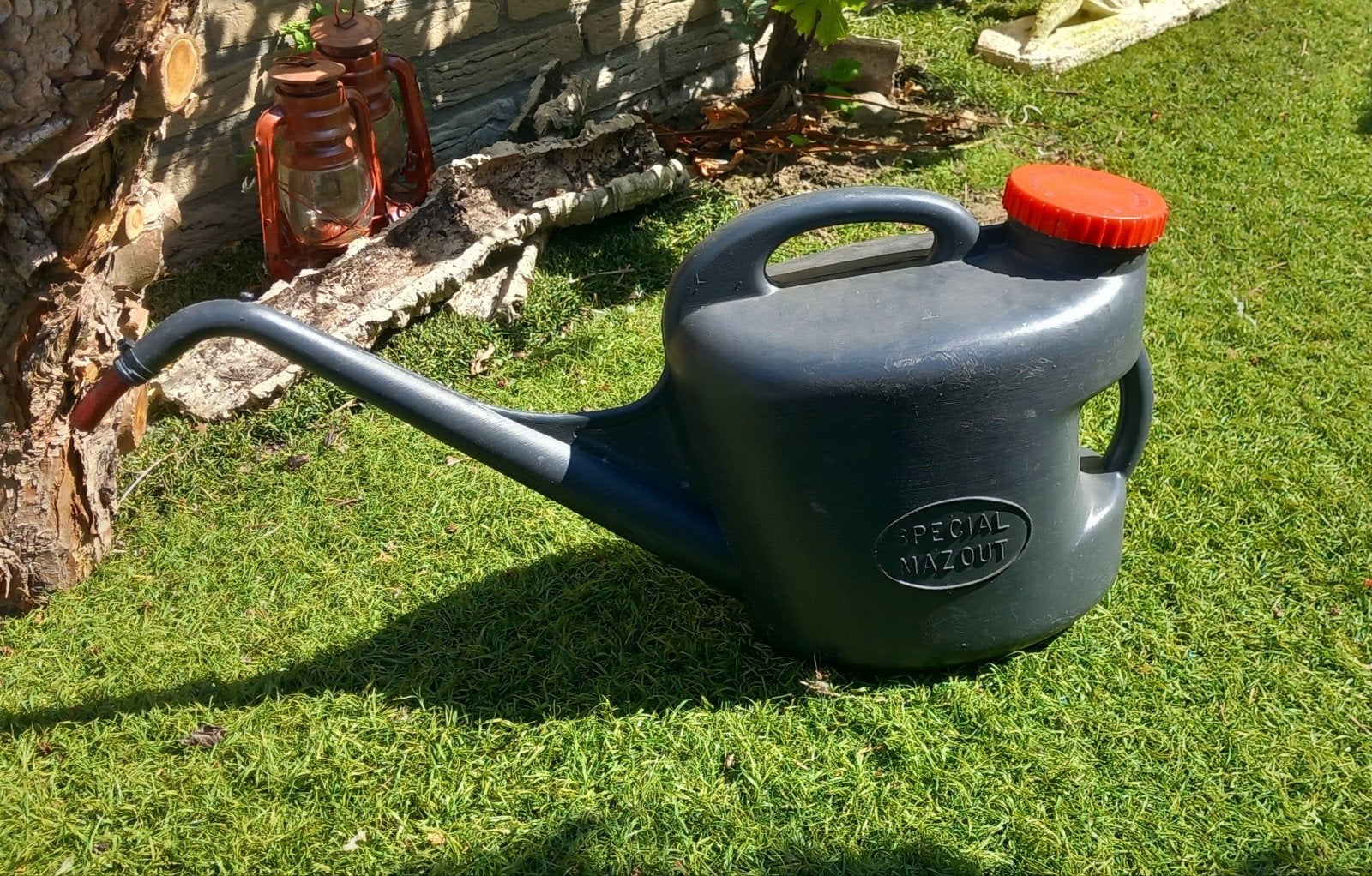 Grijze gieter met rode dop - Special Mazout, Tuin en Terras, Gieters, Ophalen, Gebruikt, Kunststof