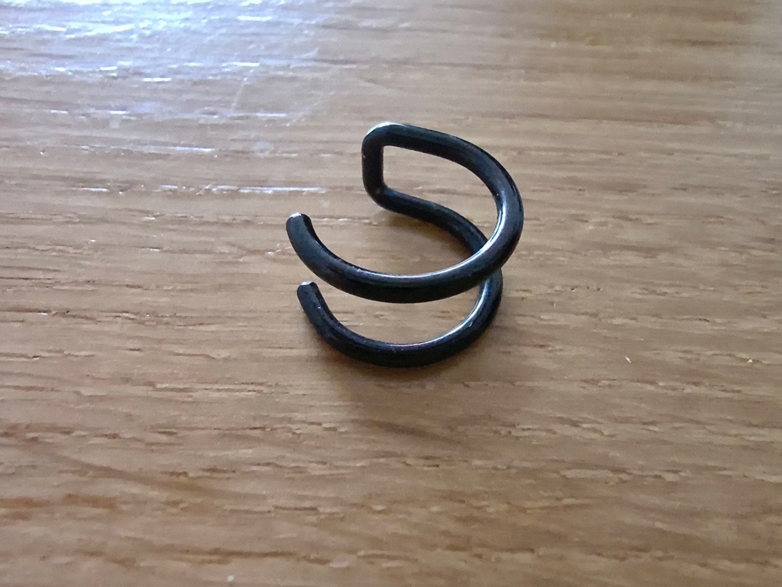 Fake piercing voor oor of lip - Zwart, Sieraden, Tassen en Uiterlijk, Piercings, Ophalen of Verzenden, Gebruikt, Overige materialen