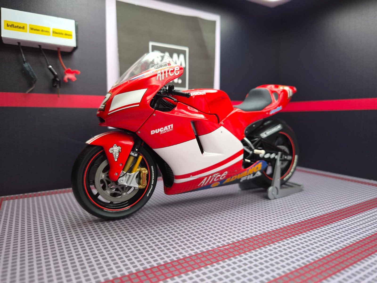 1/12 2004 Troy Bayliss Ducati Desmosedici WSB, Ophalen of Verzenden, Zo goed als nieuw, 1:9 t/m 1:12, Motor