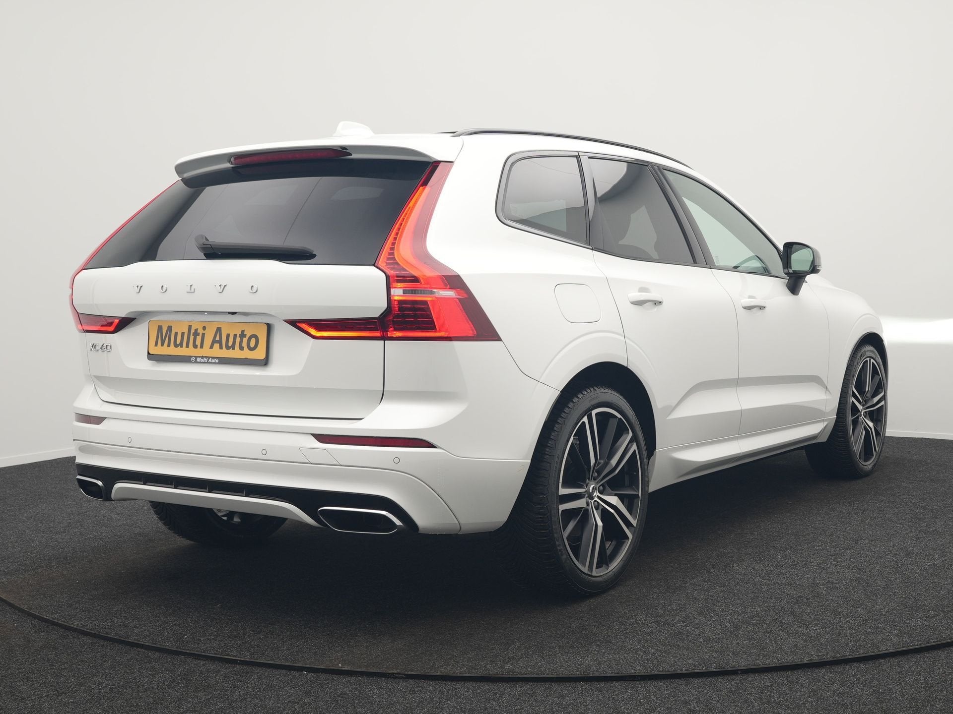Volvo XC60 Recharge T8 AWD R-Design PHEV 391pk Dealer O.H. |, Auto's, Automaat, Gebruikt, Zwart, 1969 cc