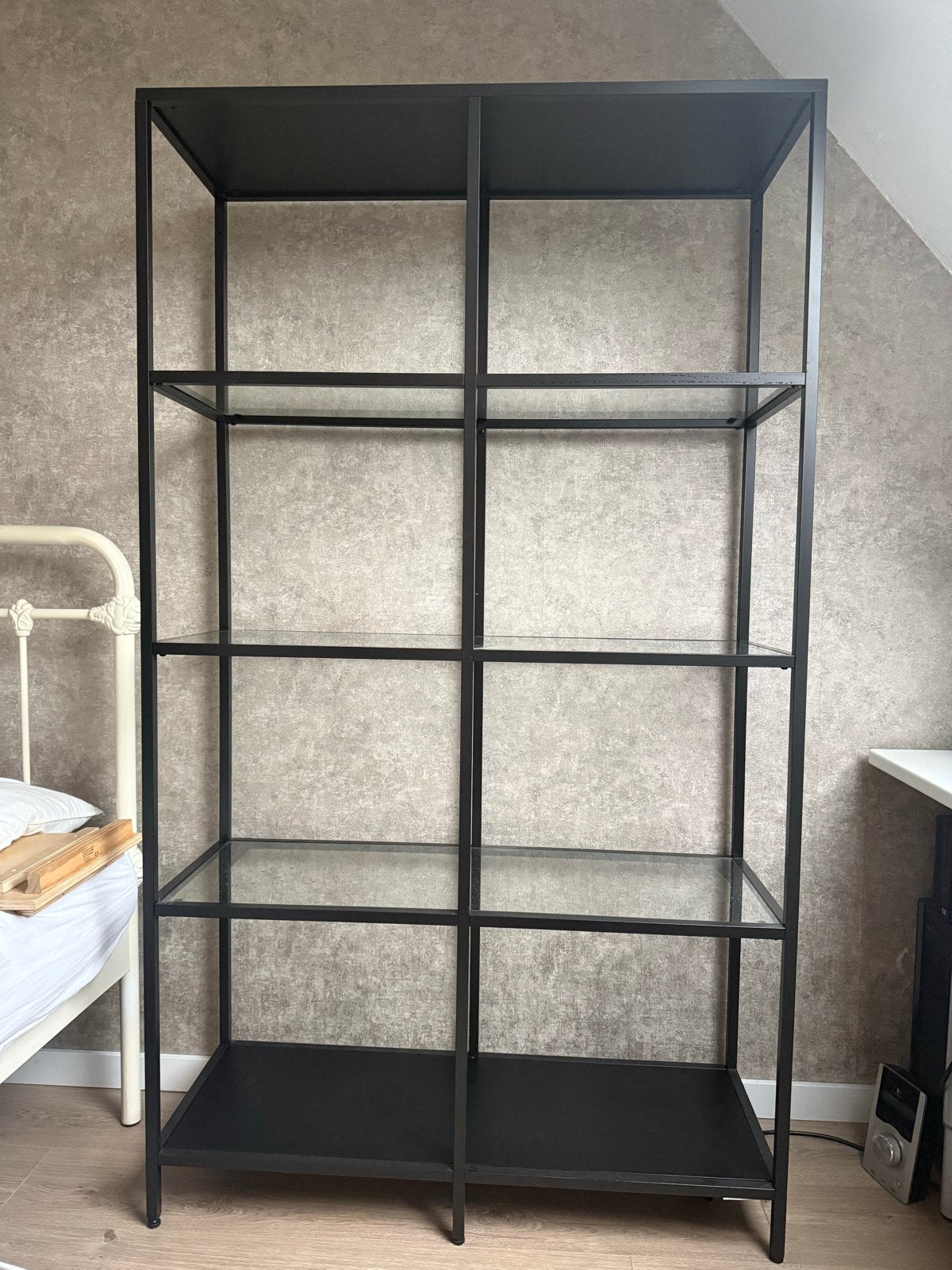 Ikea kast - Zwart metaal met glazen planken, Ophalen, Met plank(en), Gebruikt, 50 tot 100 cm