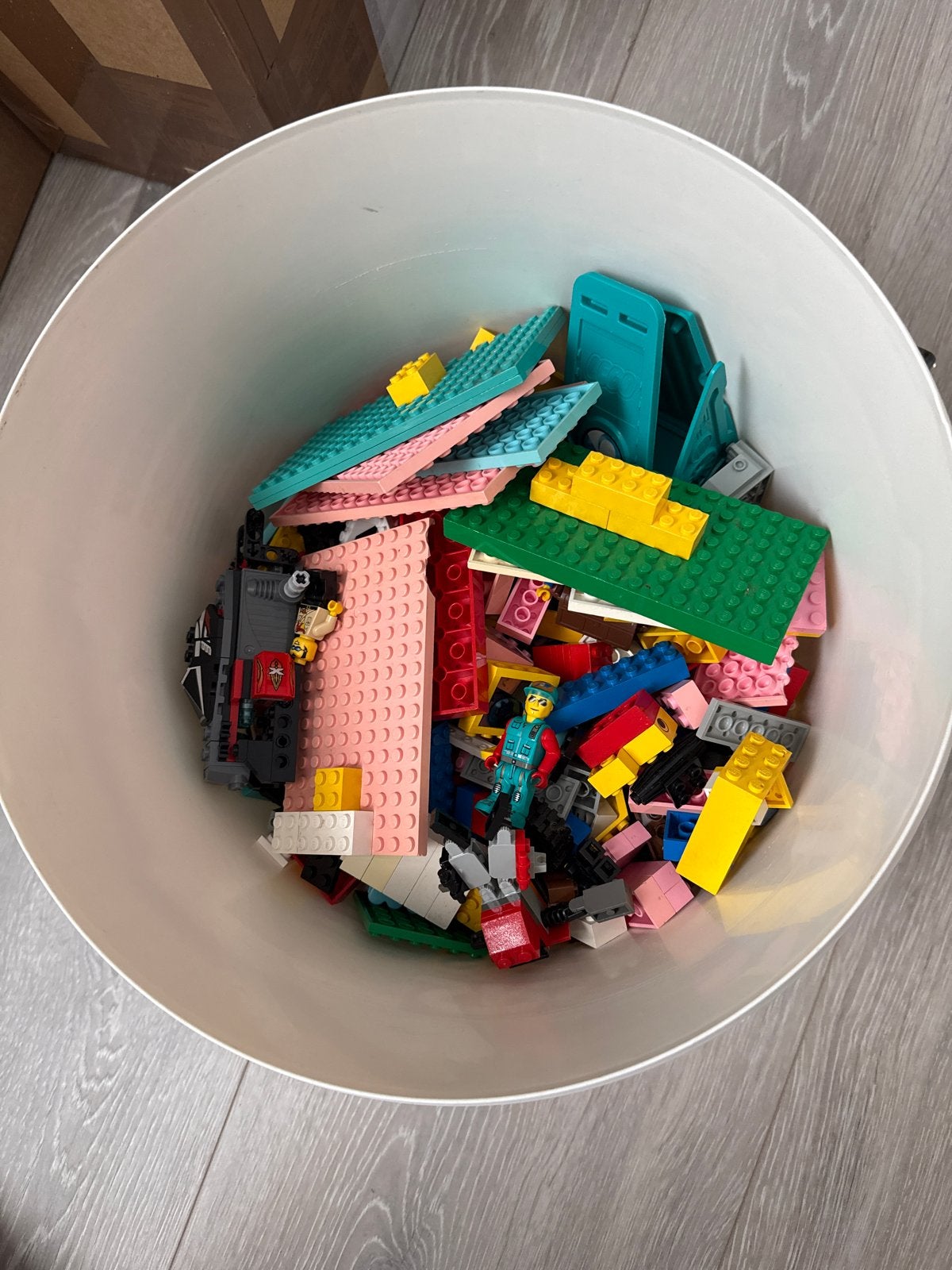Grote emmer vol diverse Lego bouwstenen en figuren, Kinderen en Baby's, Speelgoed | Duplo en Lego, Inclusief minifiguren, Gebruikt