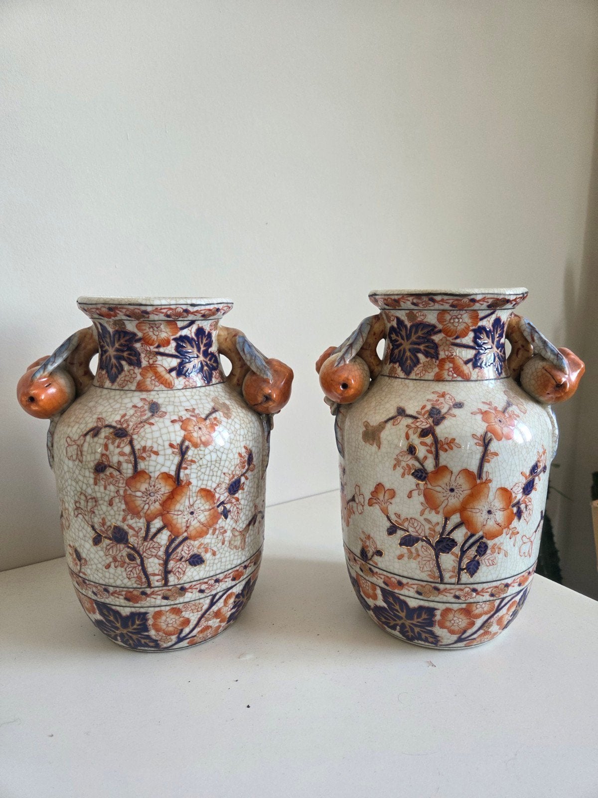 Set van 2 Aziatische siervazen met bloemmotief en craquelé, Antiek en Kunst, Ophalen