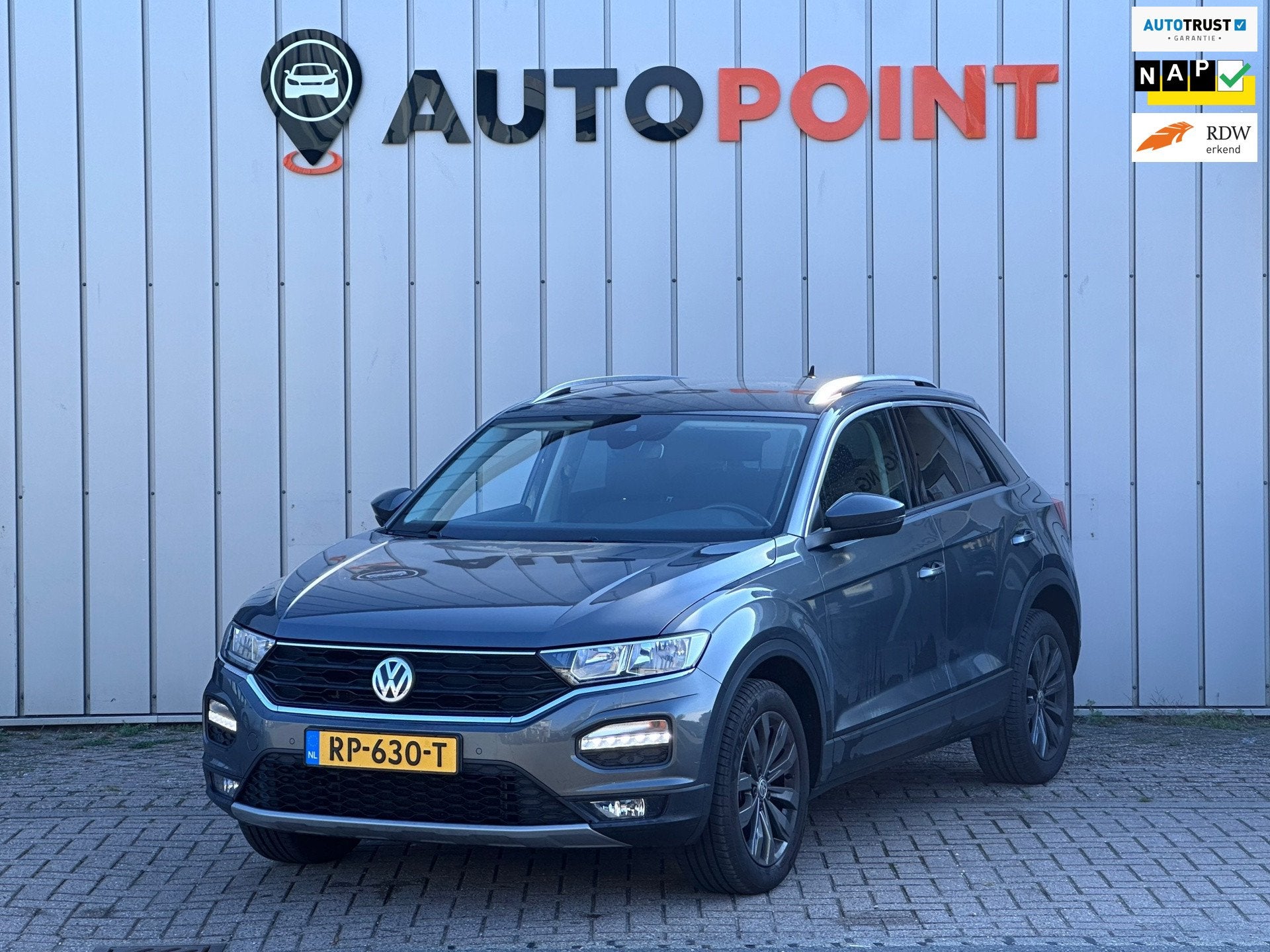Volkswagen T-Roc TSI DEALER OND PDC VOOR CAMERA, Auto's, Voorwielaandrijving, Dealer onderhouden, Stof, Gebruikt