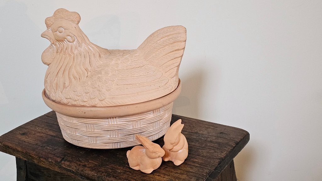 Terracotta kip op mandje paas ensemble / hazen PASEN, Ophalen of Verzenden