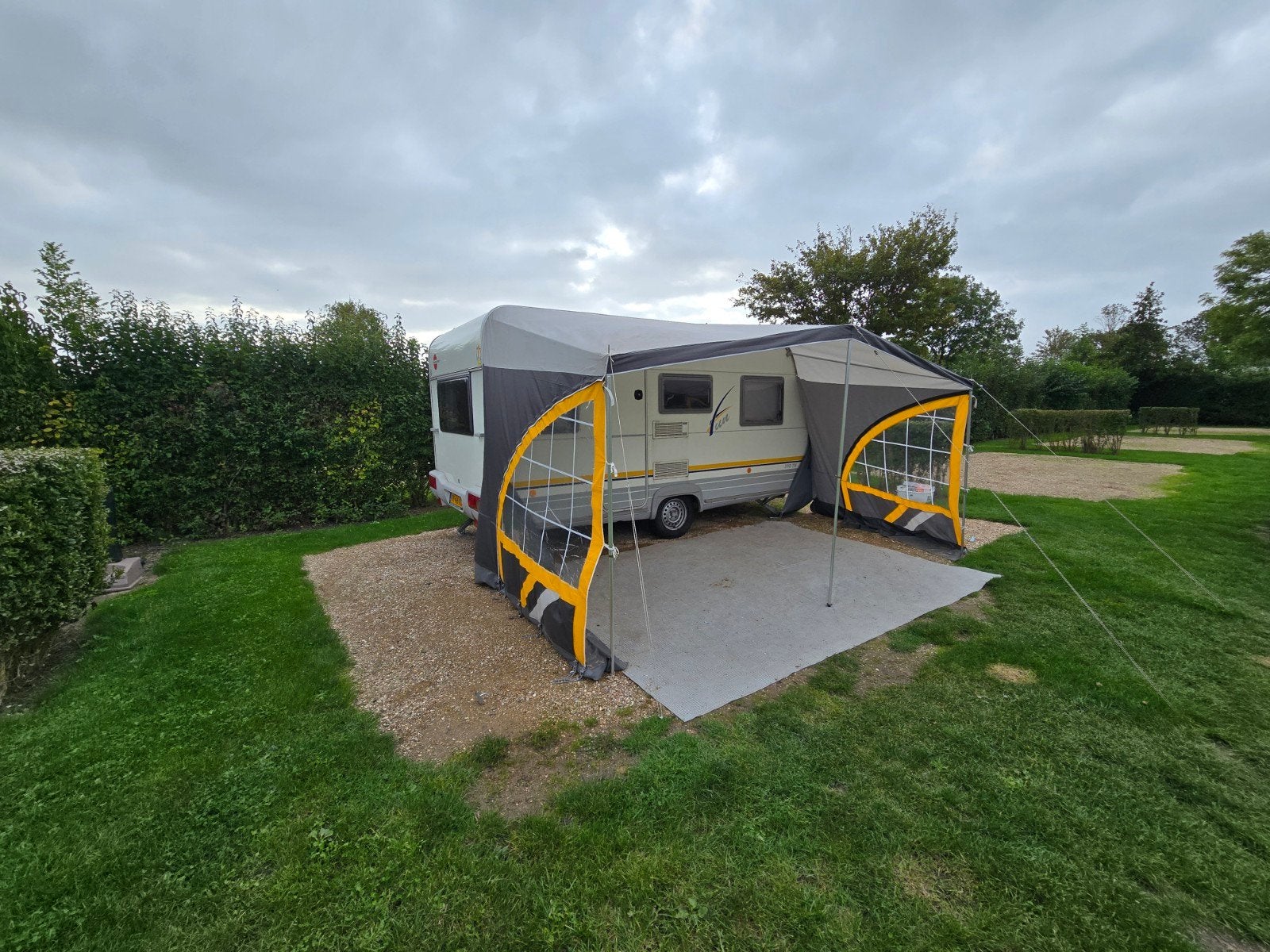caravan Burstner 390 TN Sportiv, Caravans en Kamperen, Schokbreker, Treinzit, Particulier, Bürstner