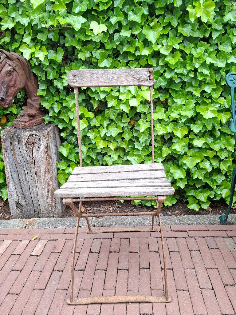oud inklapbaar cafe stoeltje, Ophalen, Gebruikt, Hout, Inklapbaar