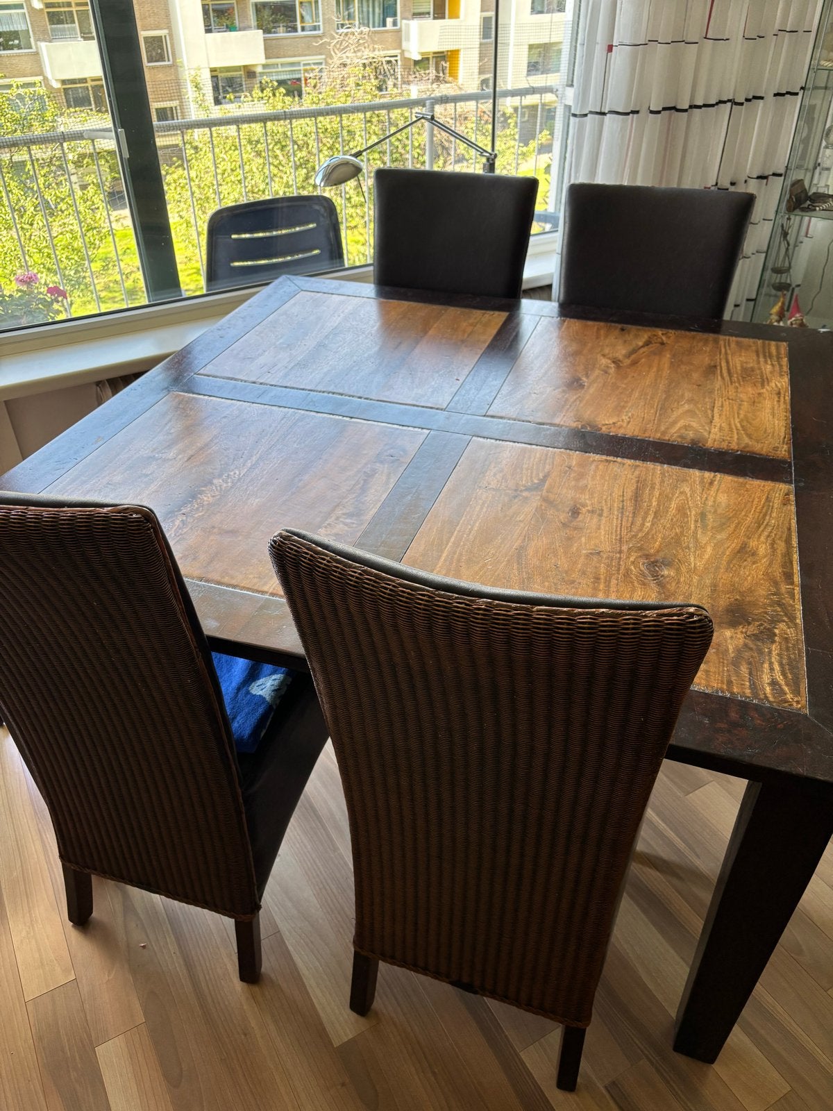 Massief houten tafel met 6 rotan/leren stoelen (1.41x1.41m), Huis en Inrichting, Ophalen, Gebruikt, Vierkant, Vijf personen of meer