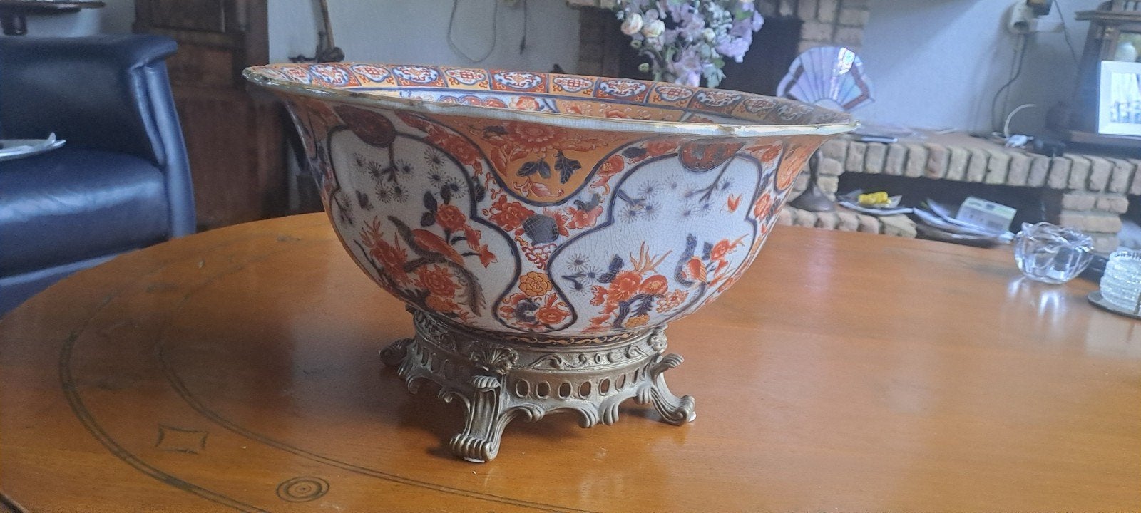 Antieke Imari porseleinen kom op bronzen voet, Antiek en Kunst, Ophalen