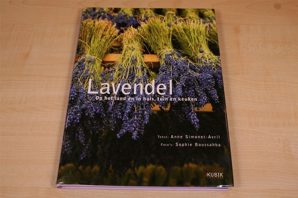Alles over lavendel — Teelt, verzorging, recepten, decoratie, Ophalen of Verzenden, Zo goed als nieuw, Bloemen, Planten en Bomen