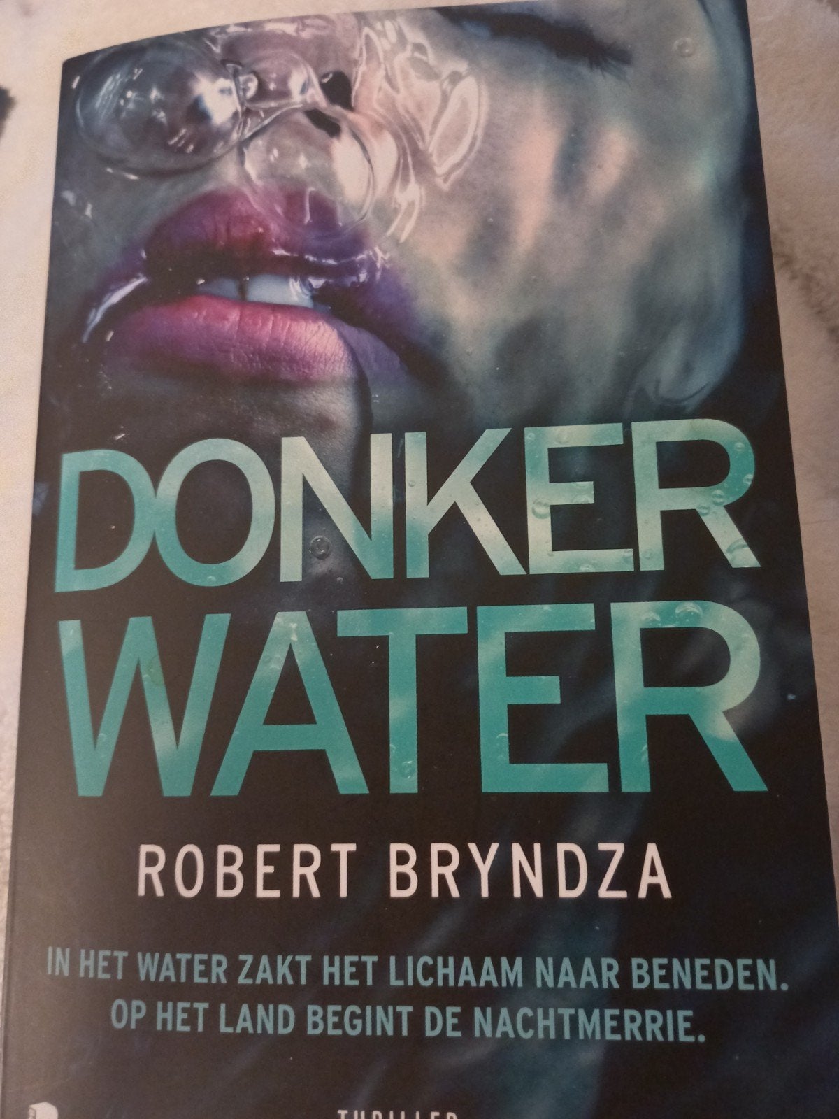 Robert bryndza donker water, Boeken, Thrillers, Ophalen, Zo goed als nieuw