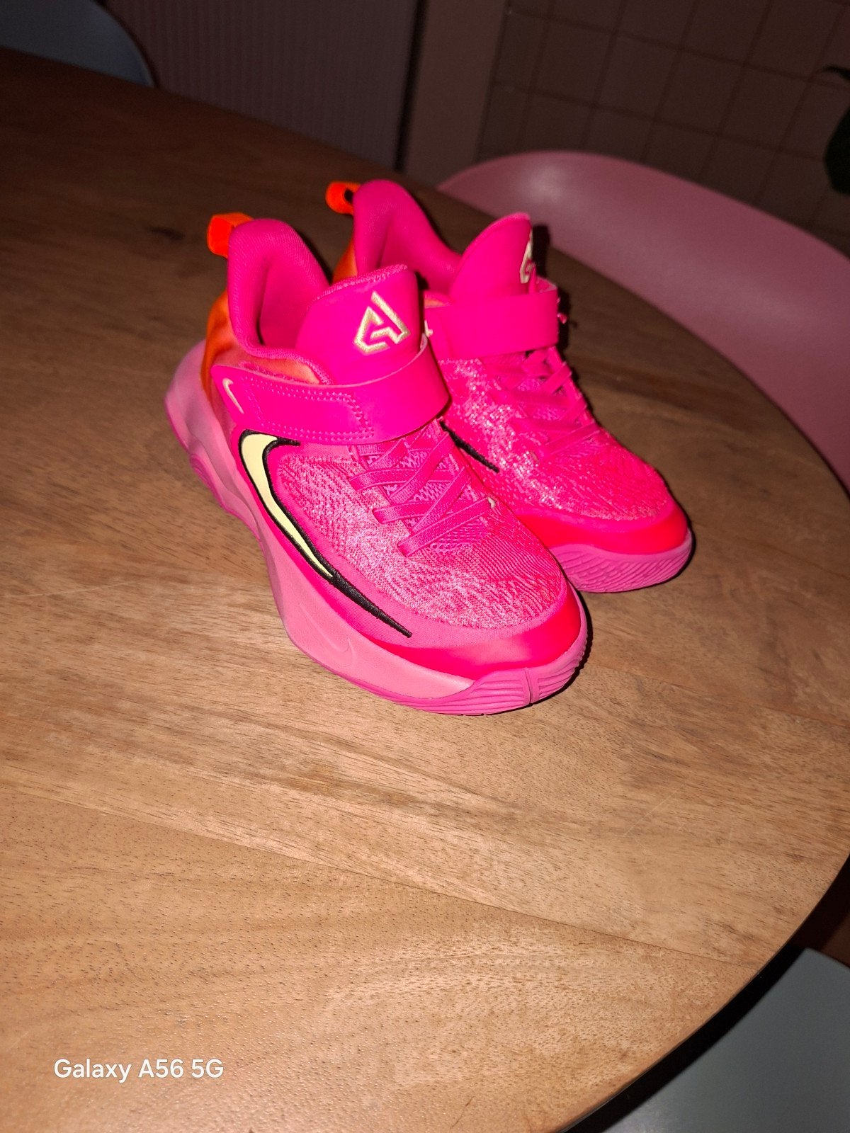 Nike Zaalschoenen Maat 33 - Roze/Oranje, Nieuw, Ophalen of Verzenden, Nike, Jongen of Meisje