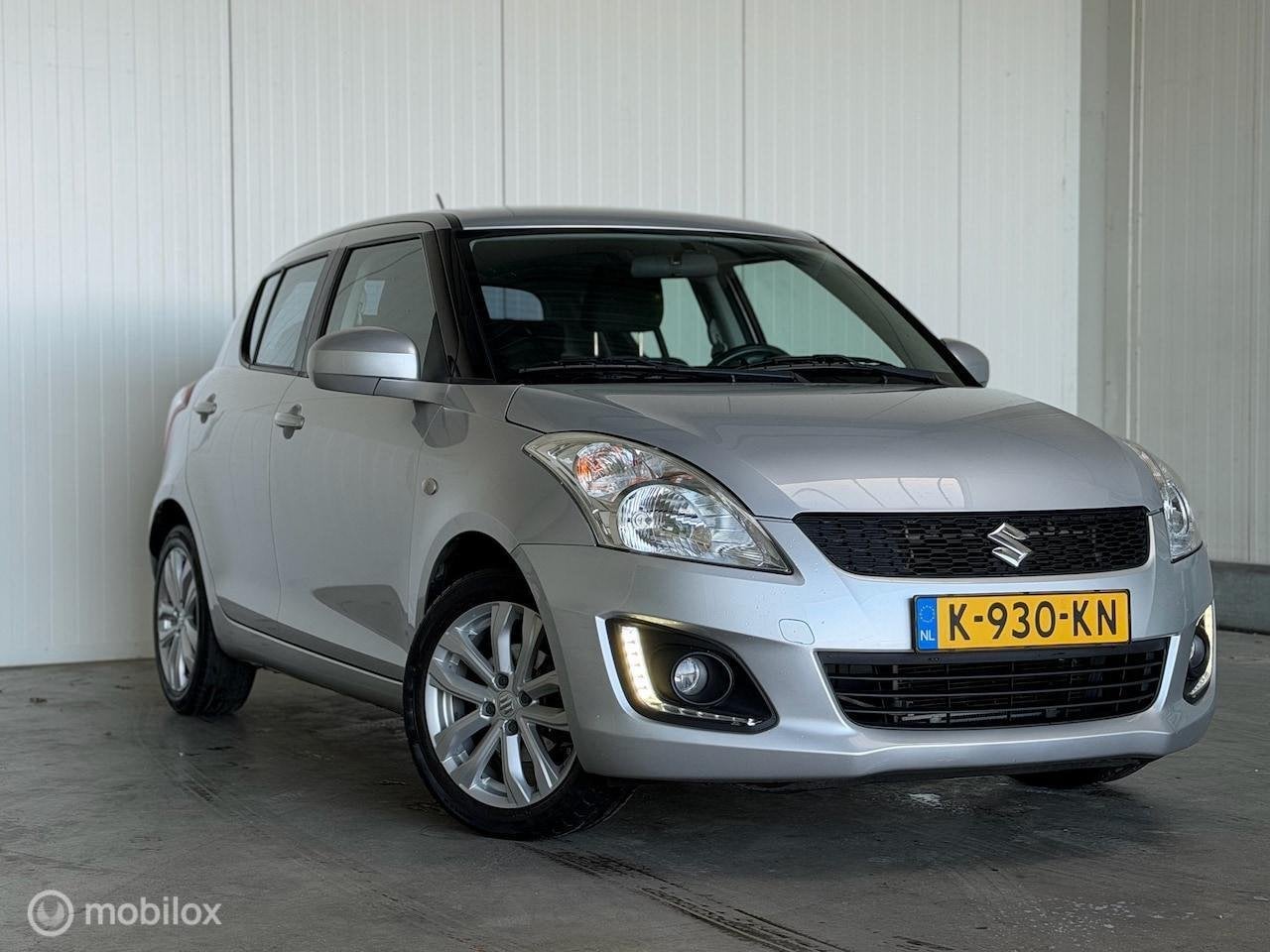 Suzuki Swift 1.2 Exclusive Dealer OH, Auto's, Suzuki, Euro 5, 965 kg, Swift, Bedrijf