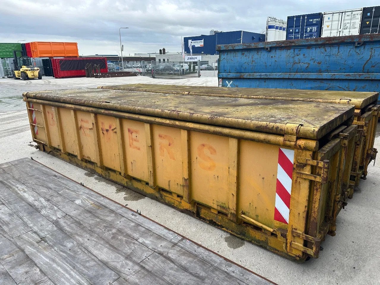 KTK 9m3 nauwe steeg klep (bj 2002), Zakelijke goederen