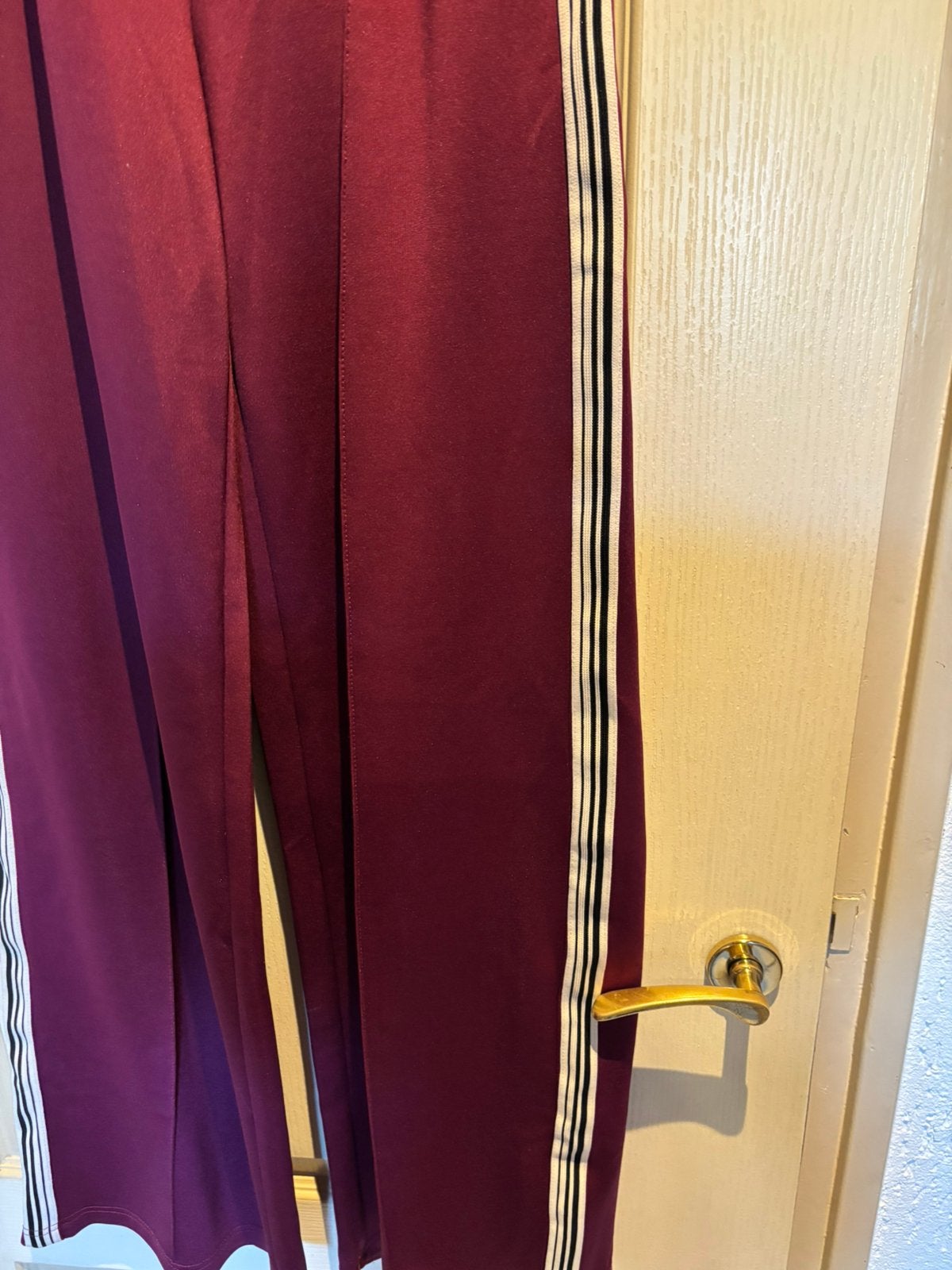 Donker rode broek van Loavies in maat S met bies aan zijkant, Ophalen of Verzenden, Zo goed als nieuw, Rood, Lang