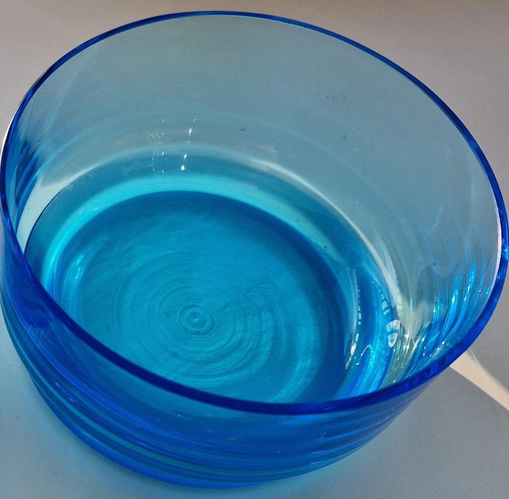 Twee blauwe schaaltjes  Iittala, Gebruikt, Schaal, Rond, Ophalen of Verzenden